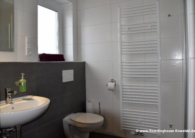 Badezimmer Bathroom Boardinghouse Oldenburg Ammerland www.boardinghouse-kowalski.de Foto GrAbo